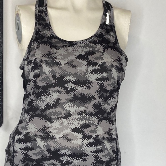 Reebok 1/2 Sheer Mesh Back Sz Medium - Picture 1 of 5